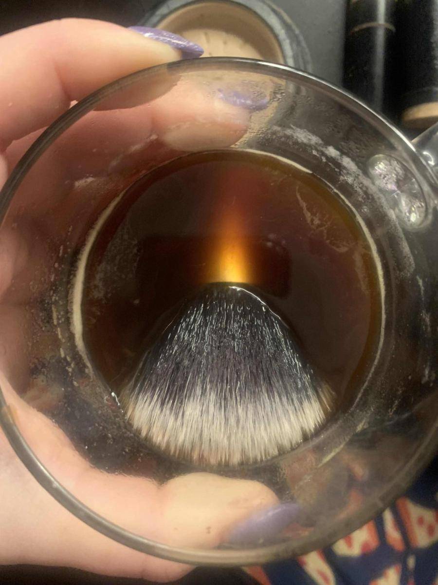 potret momen apes saat lagi makeup (reddit.com/user/BumTulip)