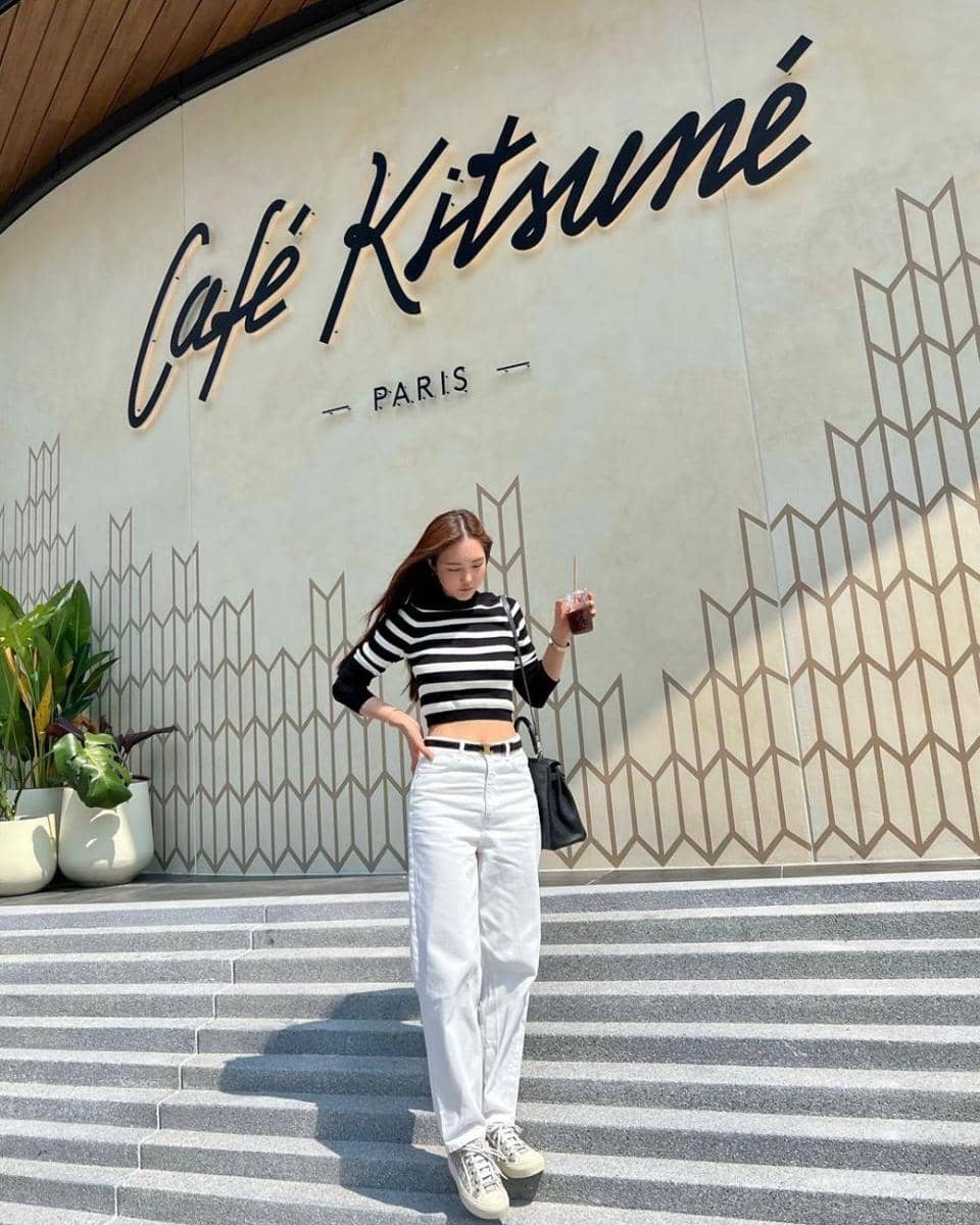 atasan stripes ala Bua Nalinthip (instagram.com/buanalinthip)