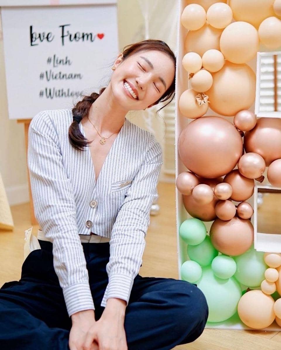 atasan stripes ala Bua Nalinthip (instagram.com/buanalinthip)