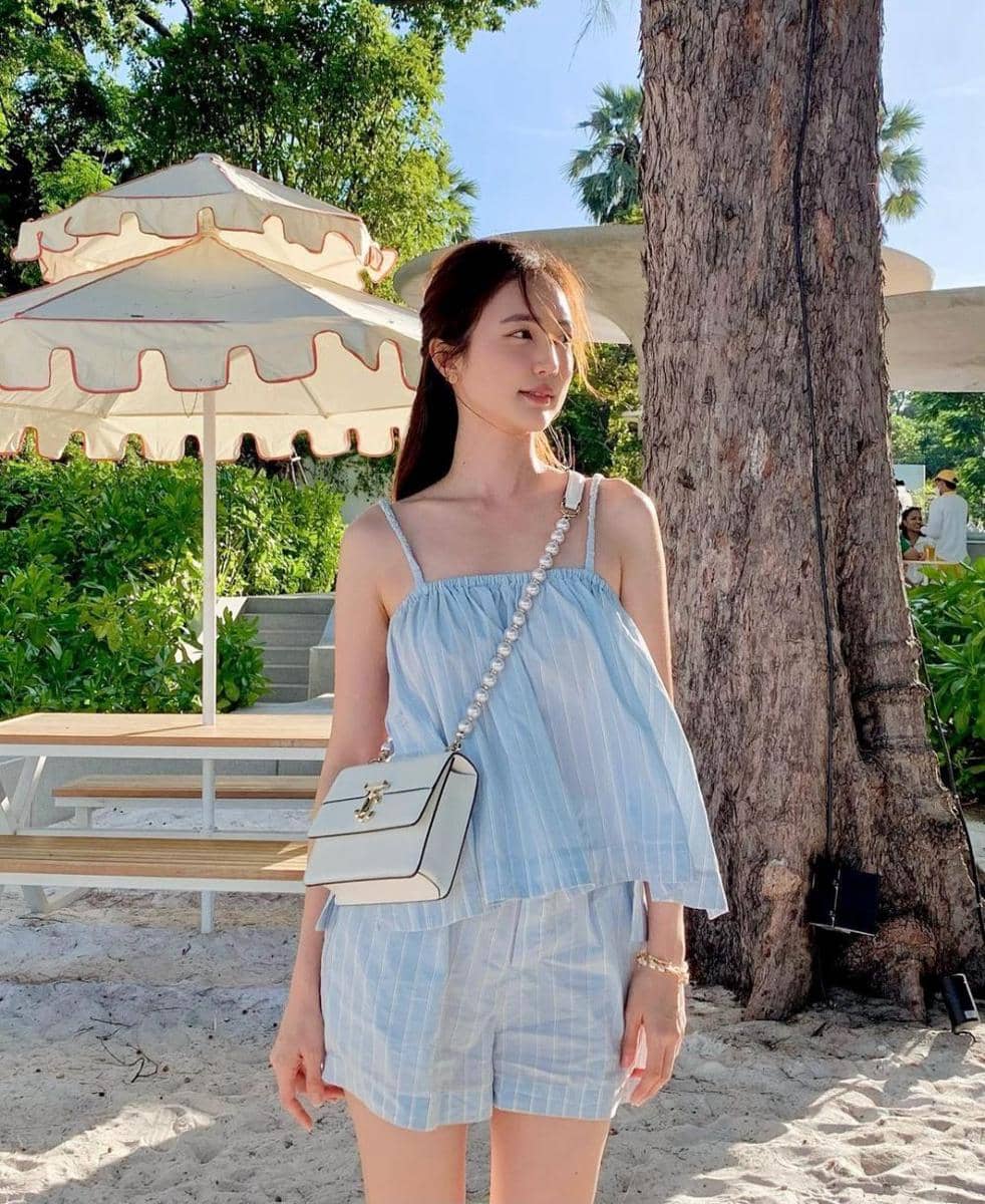 atasan stripes ala Bua Nalinthip (instagram.com/buanalinthip)