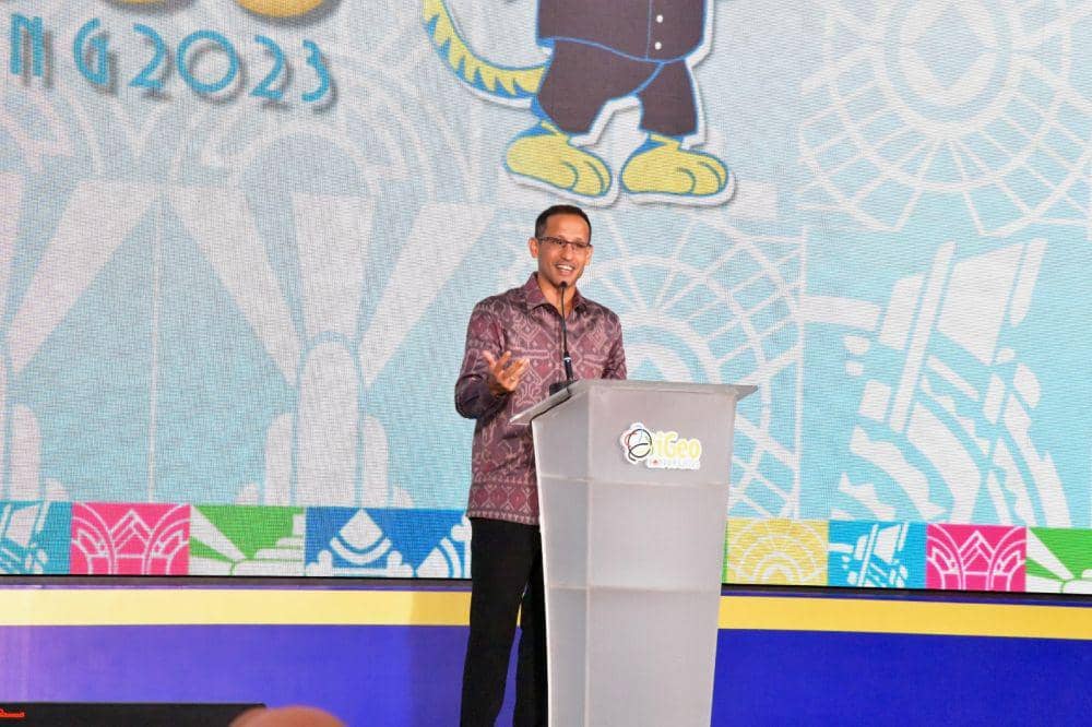 Menteri Pendidikan, Kebudayaan, Riset, dan Teknologi (Mendikbudristek) Nadiem Anwar Makarim resmi membuka Olimpiade Geografi Internasional atau International Geography Olympiad (iGeo) ke-19 di Gedung Merdeka, Bandung, Selasa (8/8). (Dok. Kemendikbudristek)