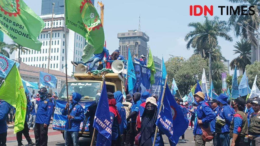Puluhan ribu buruh menggelar demo di Patung Kuda Arjuna Wiwaha, pada Rabu (9/8/2023). (IDN Times/Dini Suciatiningrum)