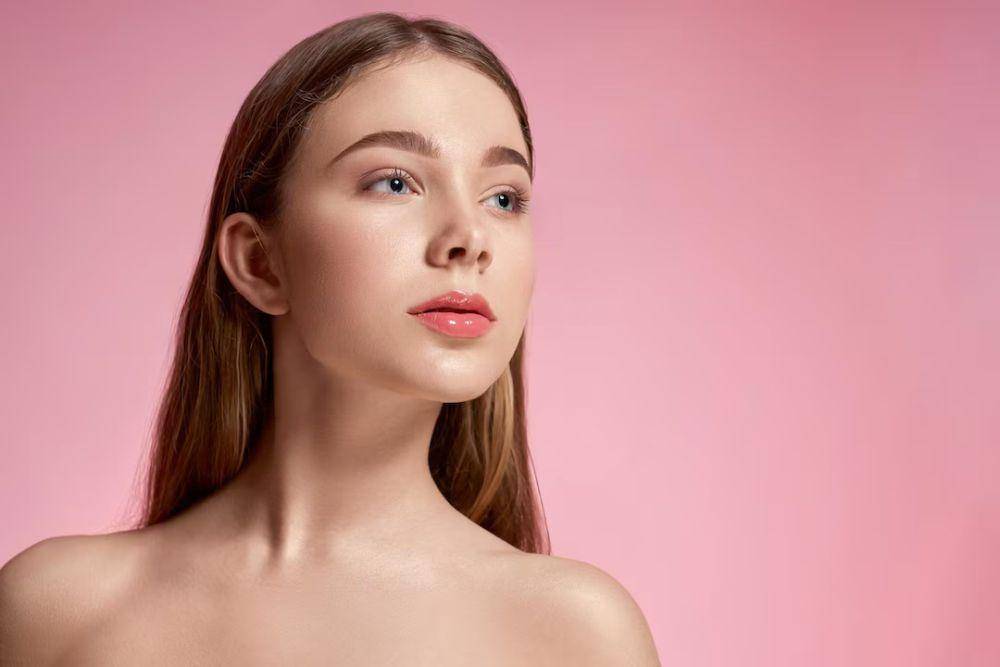 ilustrasi menggunakan lip color (freepik.com/ArtPhoto_studio)