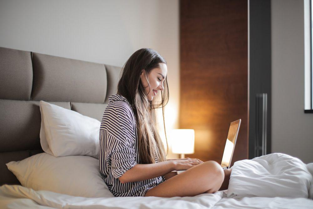 5 Kebiasaan Kecil di Siang Hari yang Bikin Susah Tidur Malam