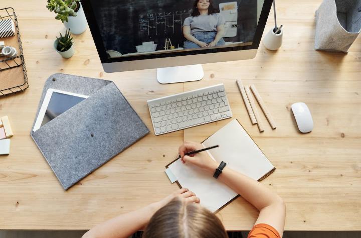 ilustrasi belajar virtual (pexels.com/juliamcameron)