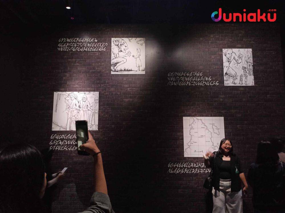 Foto galeri di eksibisi Attack on Titan: The Final Exhibition, diambil oleh Fahrul Nurullah. (Dok. Duniaku.com/Fahrul Razi Uni Nurullah)