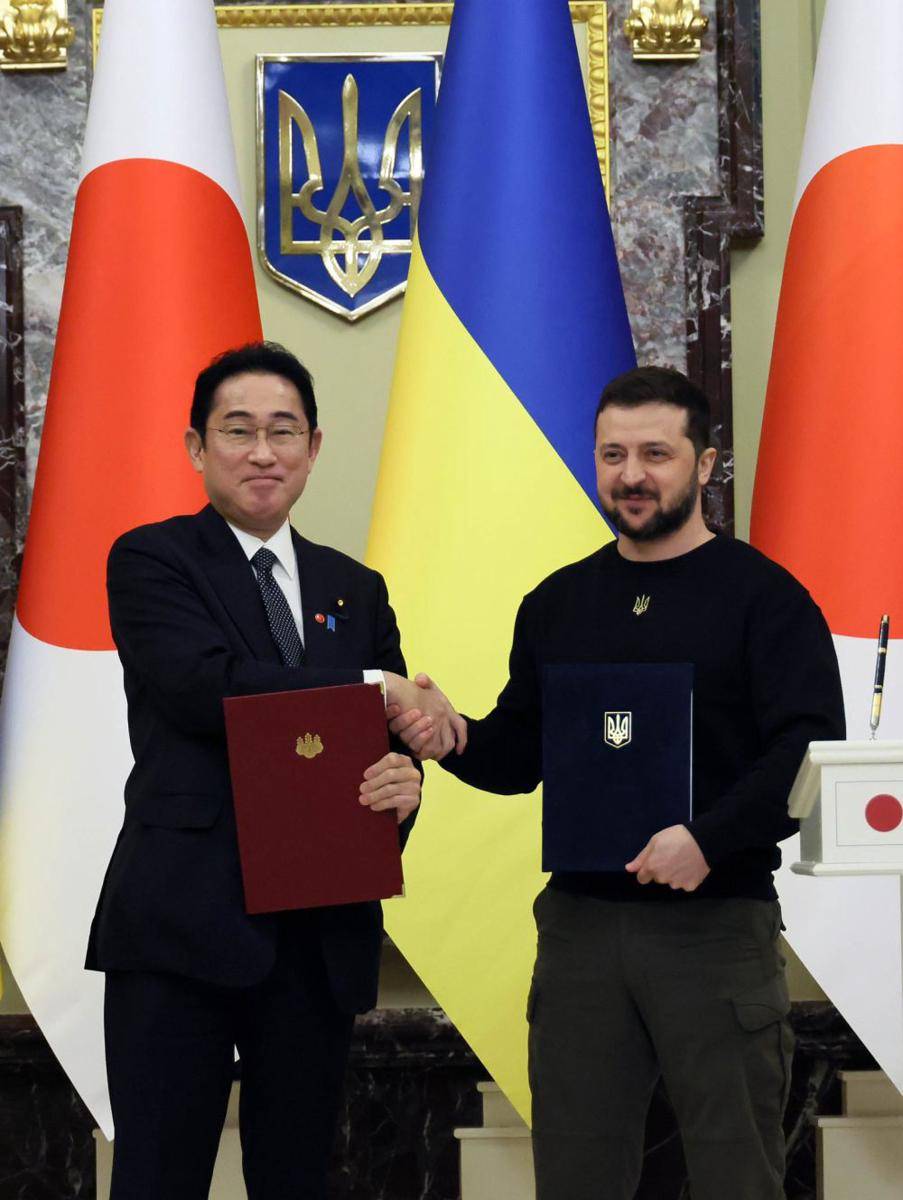 Perdana Menteri Jepang Fumio Kishida (kiri) saat bertemu dengan Presiden Ukraina Volodymyr Zelenskyy di Kiev pada 21 Maret 2023 waktu setempat. (twitter.com/kishida230)