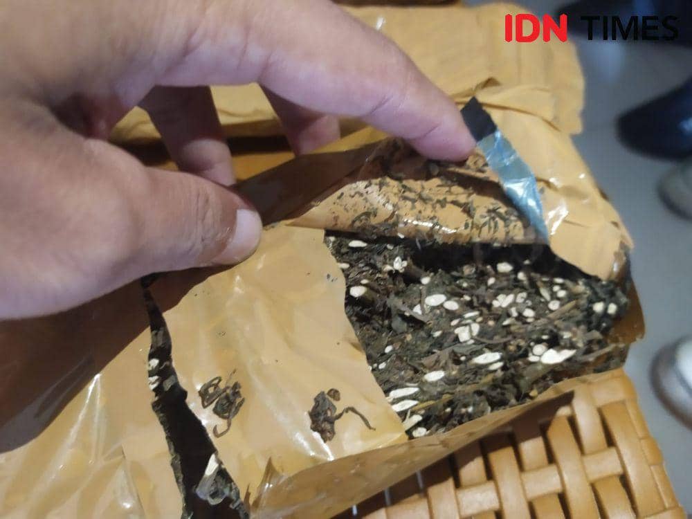 Ilustrasi paket ganja kering. (IDN Times/Tama Yudha Wiguna)