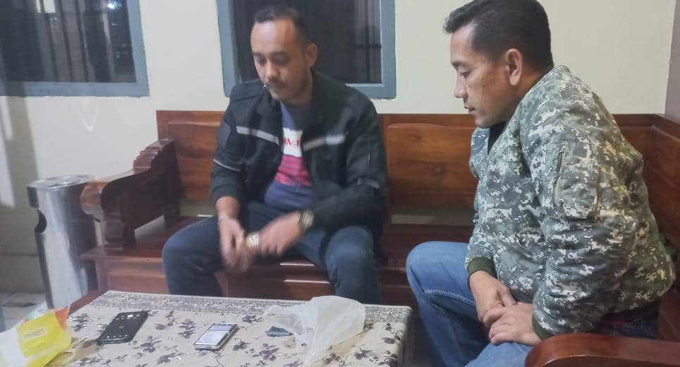 Petugas yang menemukan paket ganja kering yang coba diselundupkan ke Lapas Kelas 1 Malang. (Dok. Humas Polres Malang)