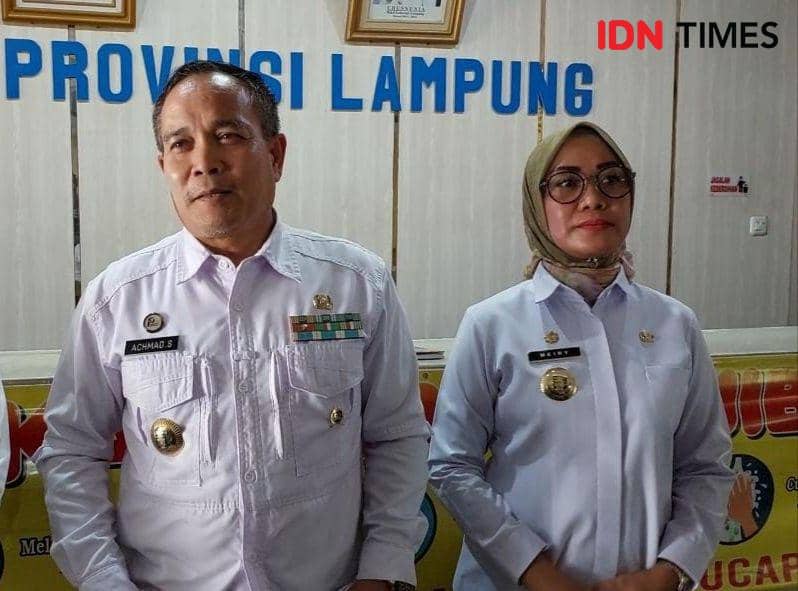 Kepala BKD Provinsi Lampung, Meiry Harika Sari (sebelah kanan) saat diwawancarai di BKD Provinsi Lampung. (IDN Times/Tama Yudha Wiguna).