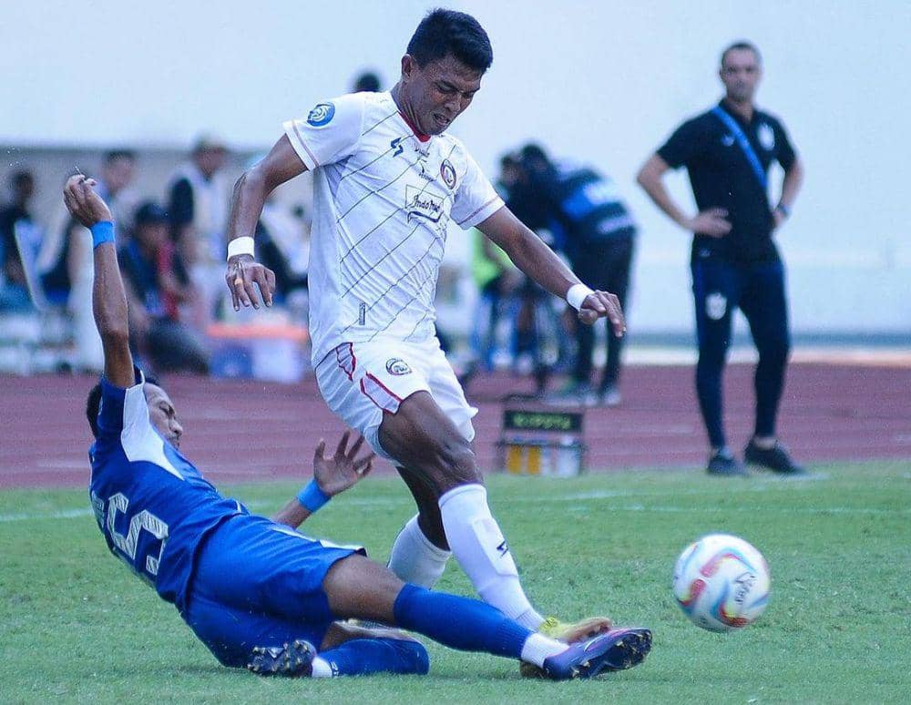 Dedik Setiawan saat ditackle pemain PSIS Semarang. (Dok. Media Officer Arema FC)