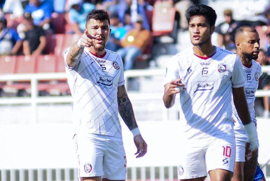 Charles Raphael dan Muhammad Rafli yang frustasi saat laga menghadapi PSIS Semarang. (Dok. Media Officer Arema FC)