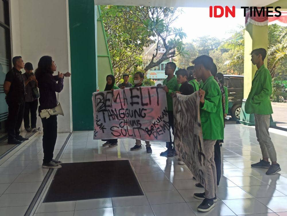 UIN RM Said Surakarta demo soal pinjol. (IDN Times/Larasati Rey)
