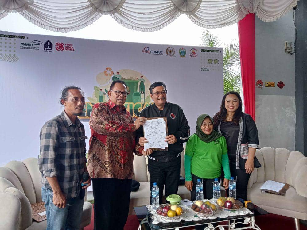 Foto bersama Anggota DPR-RI Komisi IV, Ketua DPRD Sumut dan kepengurusan baru Komunitas Bank Sampah Sumatera Utara (IDN Times/Taufik Syahputra)