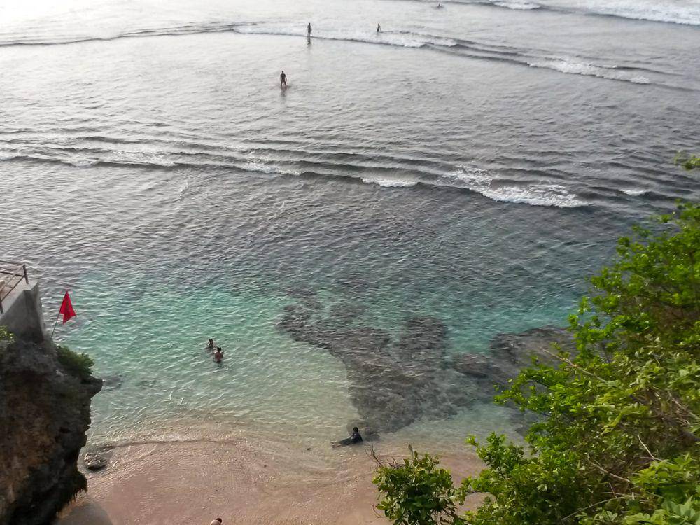 Pantai Suluban yang dilihat dari atas tebing (Dok.Pribadi/Natalia Indah)