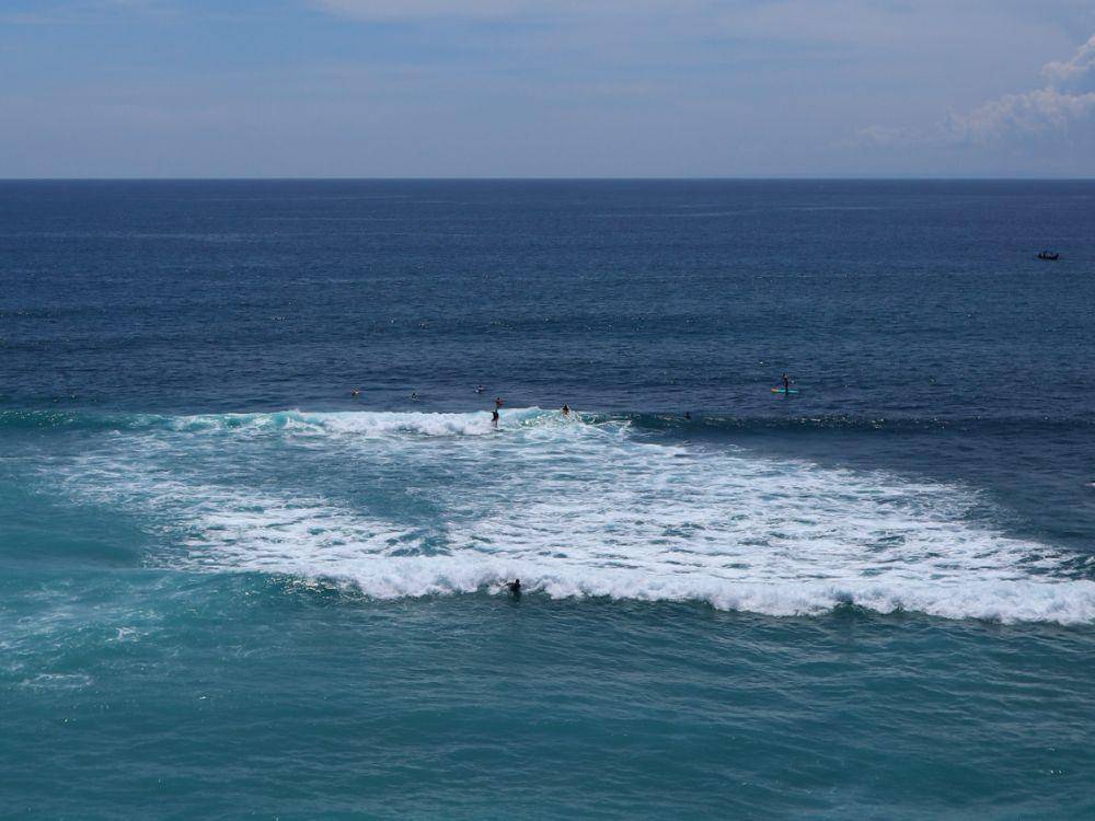 Pantai Suluban yang selalu ramai oleh para surfer (Dok.Pribadi/Natalia Indah)