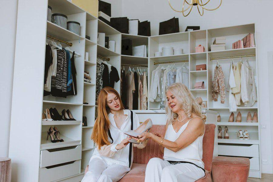 inspirasi walk in closet minimalis (pexels.com/ Anastasia Shuraeva)