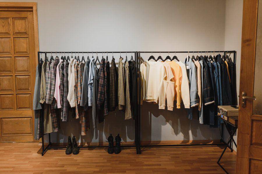 inspirasi walk in closet minimalis (pexels.com/Arina Krasnikova)
