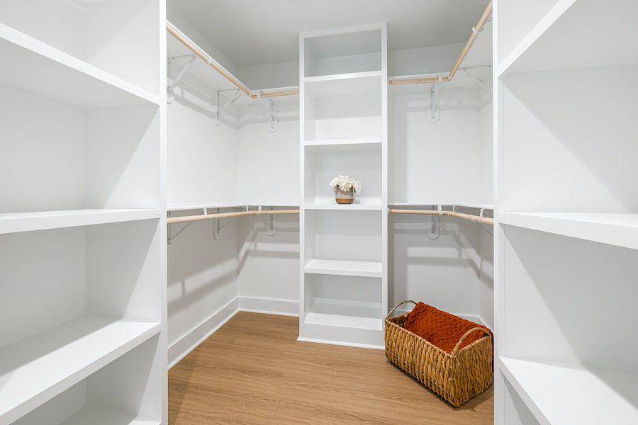 inspirasi walk in closet minimalis (pexels.com/Curtis Adams)