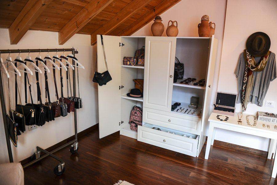inspirasi walk in closet minimalis (pexels.com/ERIND DERSTILA)