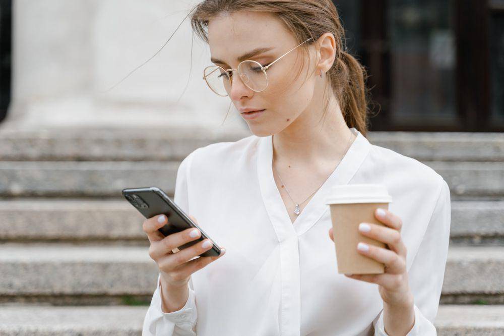 ilustrasi menggunakan smartphone (pexels.com/MART PRODUCTION)
