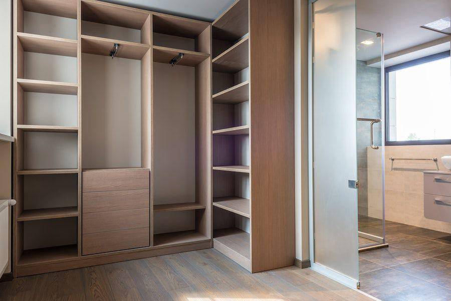 inspirasi walk in closet minimalis (pexels.com/Max Rahubovskiy)