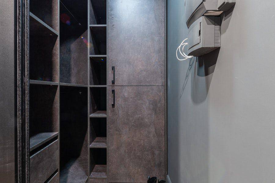 inspirasi walk in closet minimalis (pexels.com/Max Rahubovskiy)