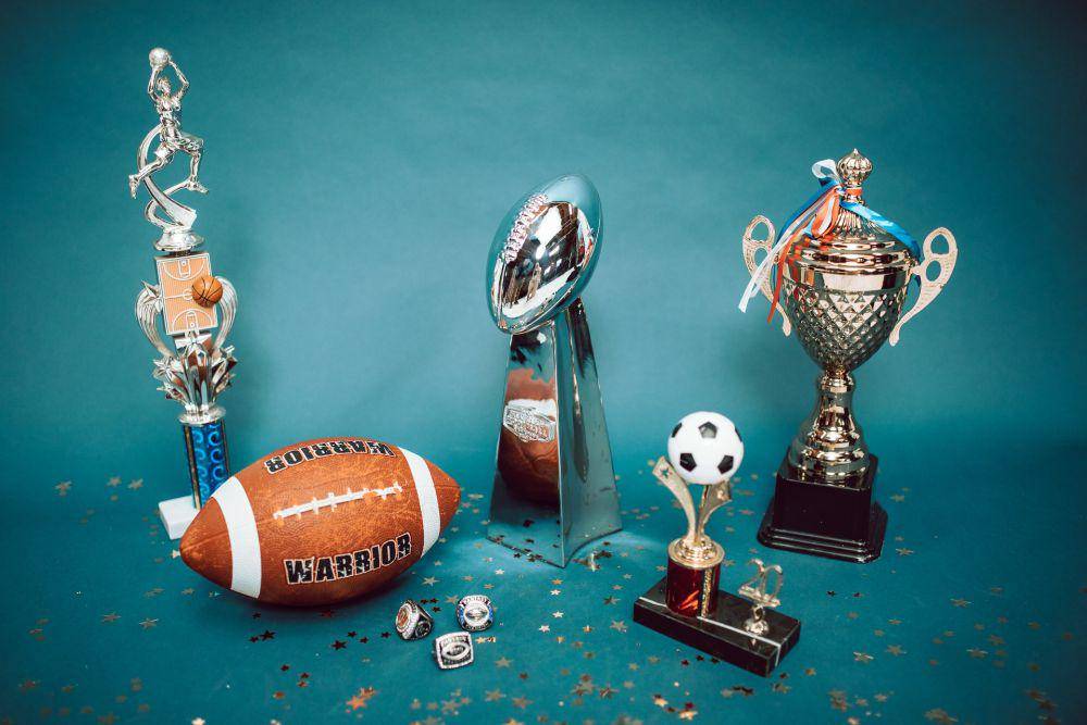 gambar beberapa piala penghargaan (pexels.com/rdne)