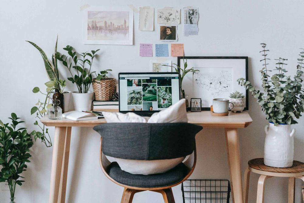9 Inspirasi Dekorasi Meja Belajar Stylish, Lebih dari Sekadar Hiasan!