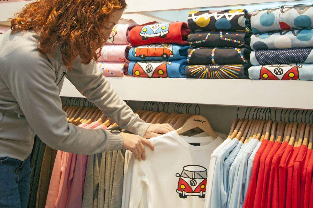 seorang wanita sedang memilih kaos (Pixabay.com/Alterfines)