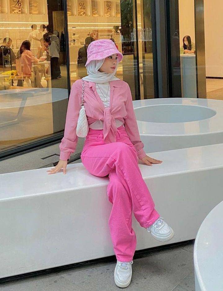 OOTD hijab pink ala Barbie (instagram.com/nolaclr.a)