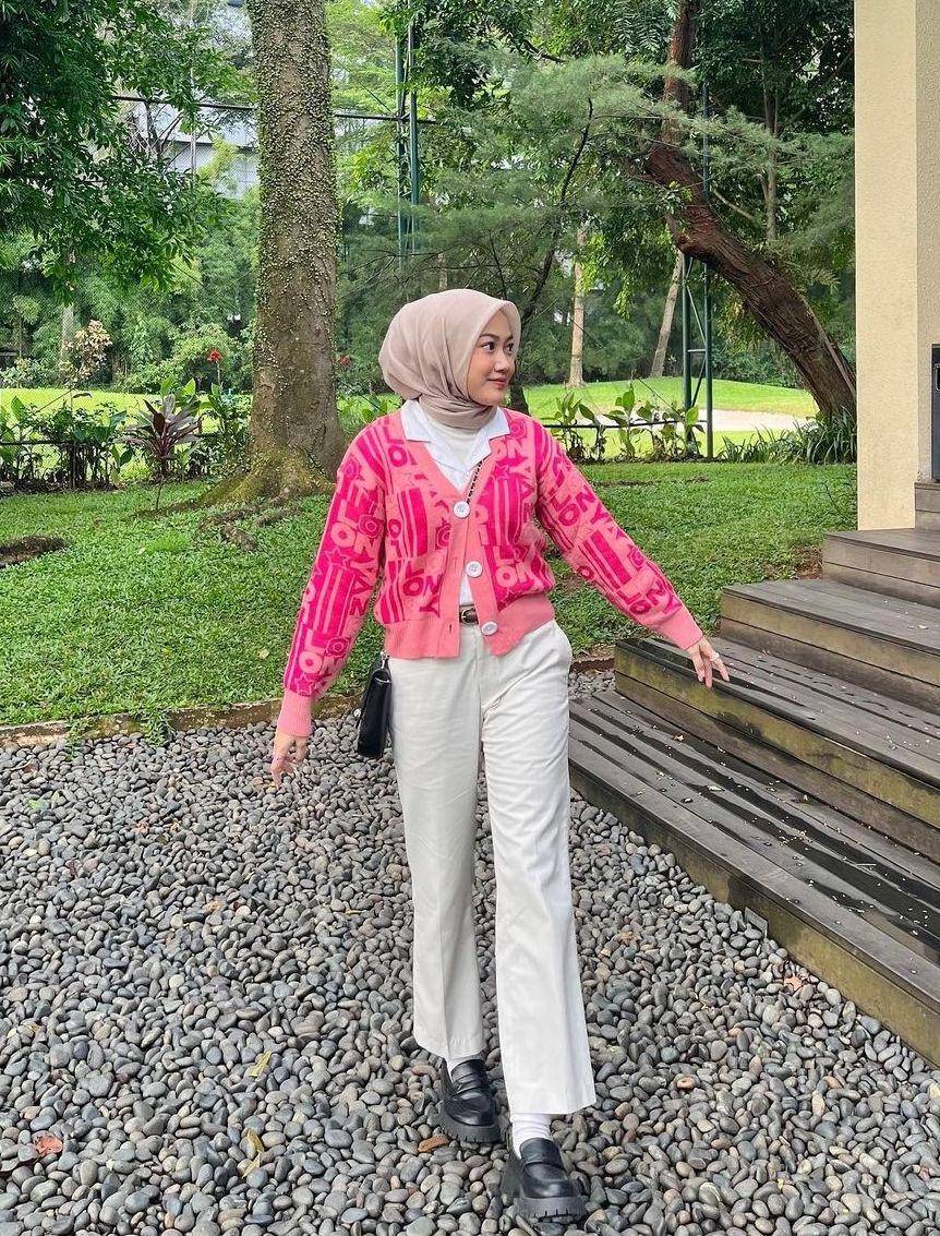 OOTD hijab pink ala Barbie (instagram.com/adindavld)