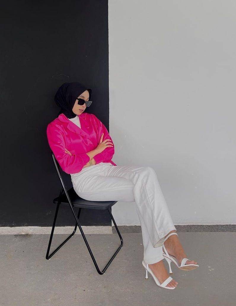 OOTD hijab pink ala Barbie (instagram.com/jihansahiraa)