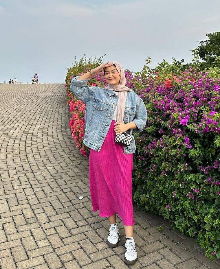 OOTD hijab pink ala Barbie (instagram.com/alamandaptrr)