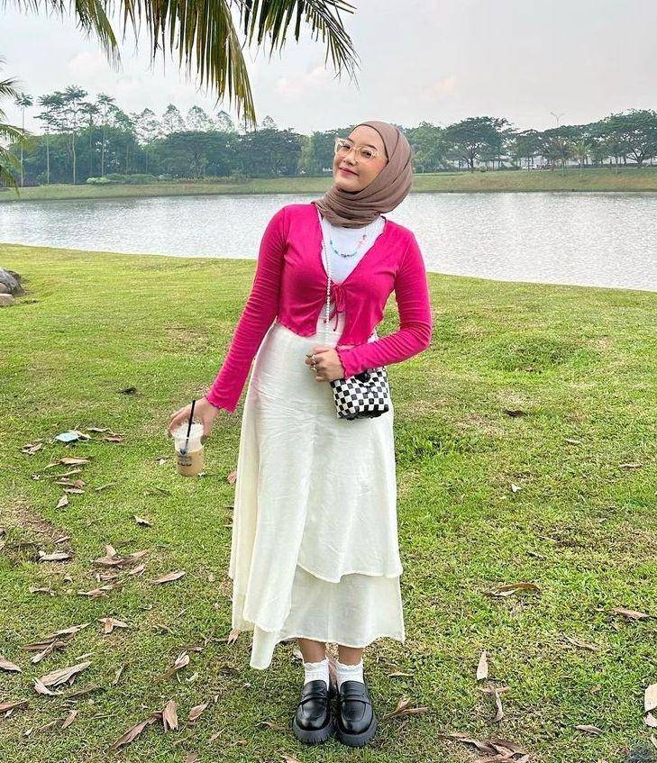 OOTD hijab pink ala Barbie (instagram.com/alamandaptrr)