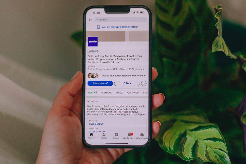 gambar profil LinkedIn di smartphone (unsplash.com/swello_)