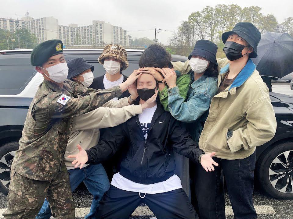 BTS (twitter.com/BTS_twt)