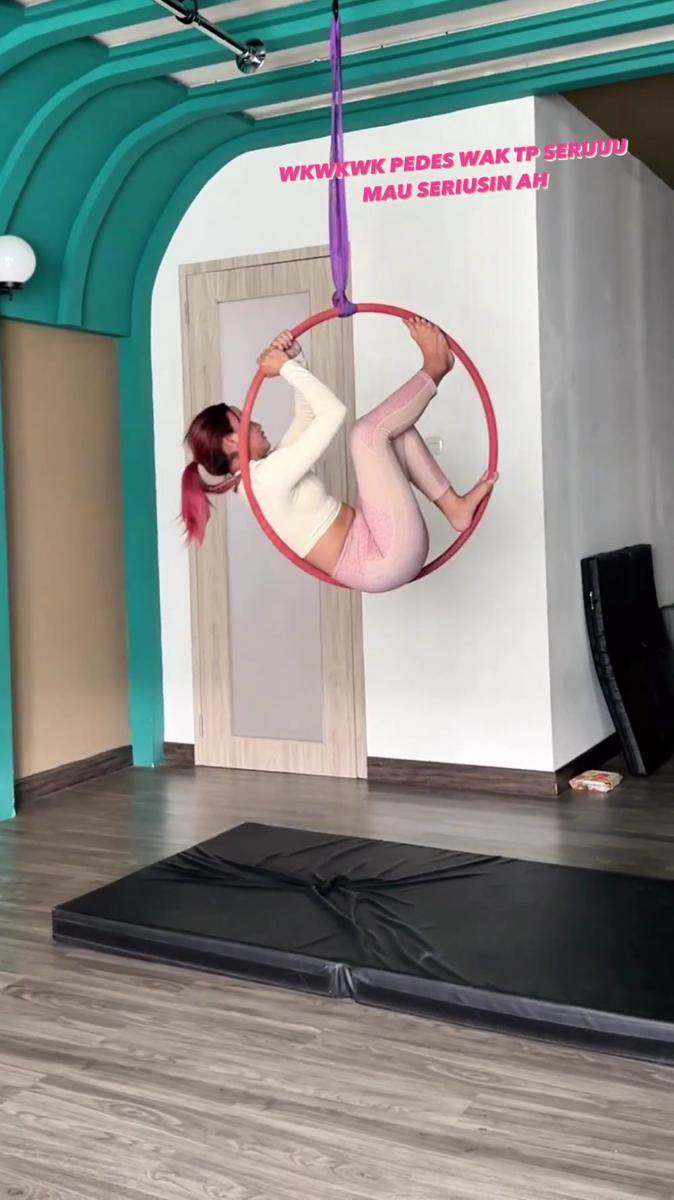potret Nanda Arsyinta latihan pole dance (instagram.com/nandaarsynt)