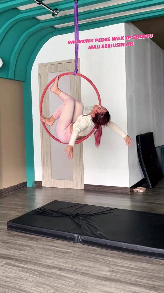 potret Nanda Arsyinta latihan pole dance (instagram.com/nandaarsynt)