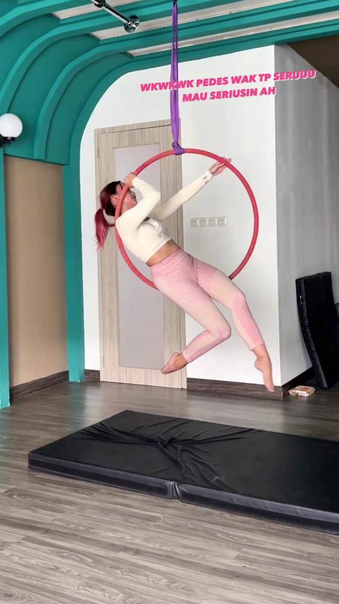 potret Nanda Arsyinta latihan pole dance (instagram.com/nandaarsynt)
