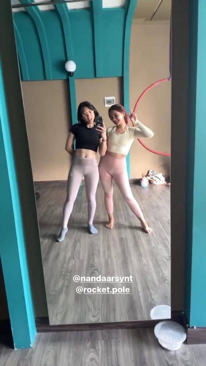 potret Nanda Arsyinta latihan pole dance (instagram.com/nandaarsynt)
