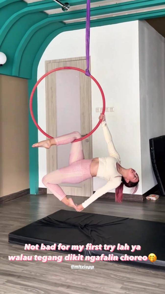 potret Nanda Arsyinta latihan pole dance (instagram.com/nandaarsynt)
