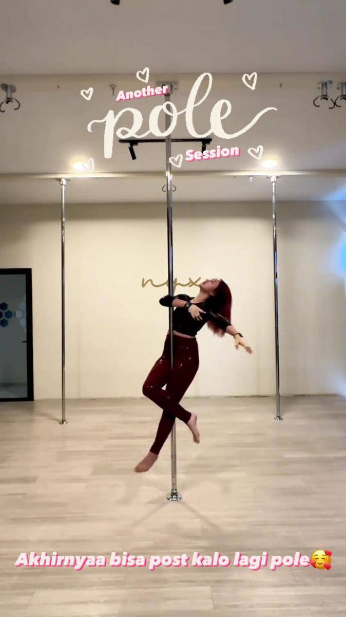 potret Nanda Arsyinta latihan pole dance (instagram.com/nandaarsynt)