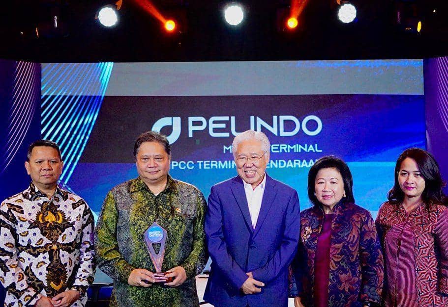 Menteri Koordinator Bidang Perekonomian Airlangga Hartarto bersama pembicara dan pemandu acara (Instagram/airlanggahartarto_official)