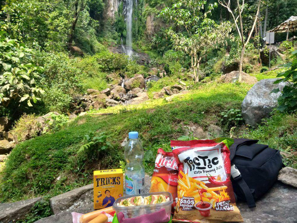 memandangi Curug Lawe Secepit sambil menikmati cemilan ringan (dok. Pribadi/Yeoli Choco)