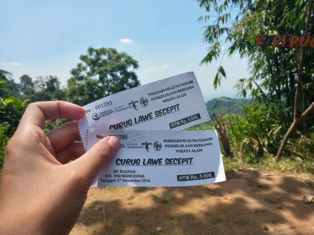 biaya tiket masuk ke wisata Curug Lawe Secepit, Kabupaten Kendal (dok. Pribadi/Yeoli Choco)