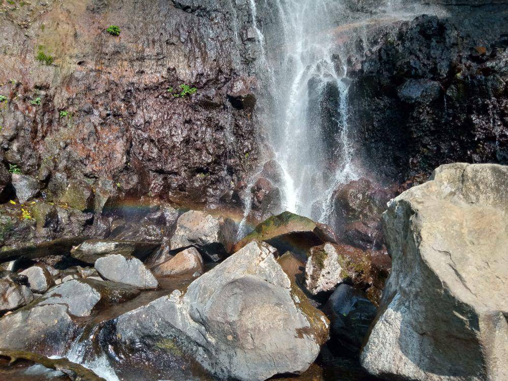 Pelangi kecil terbentuk di bawah Curug Lawe Secepit, Kabupaten Kendal. (dok. Pribadi/Yeoli Choco)