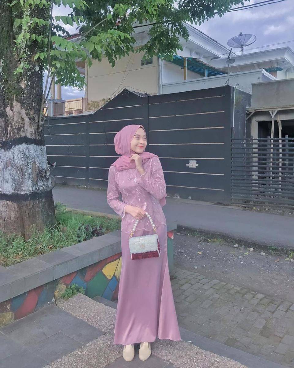 inspirasi dress kondangan nuansa ungu (instagram.com/febri_fey)
