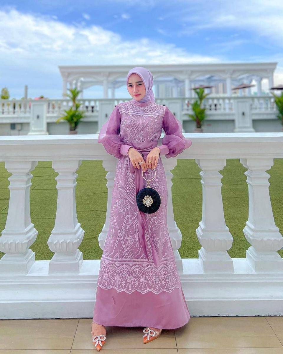 inspirasi dress kondangan nuansa ungu (instagram.com/_nbillaa)