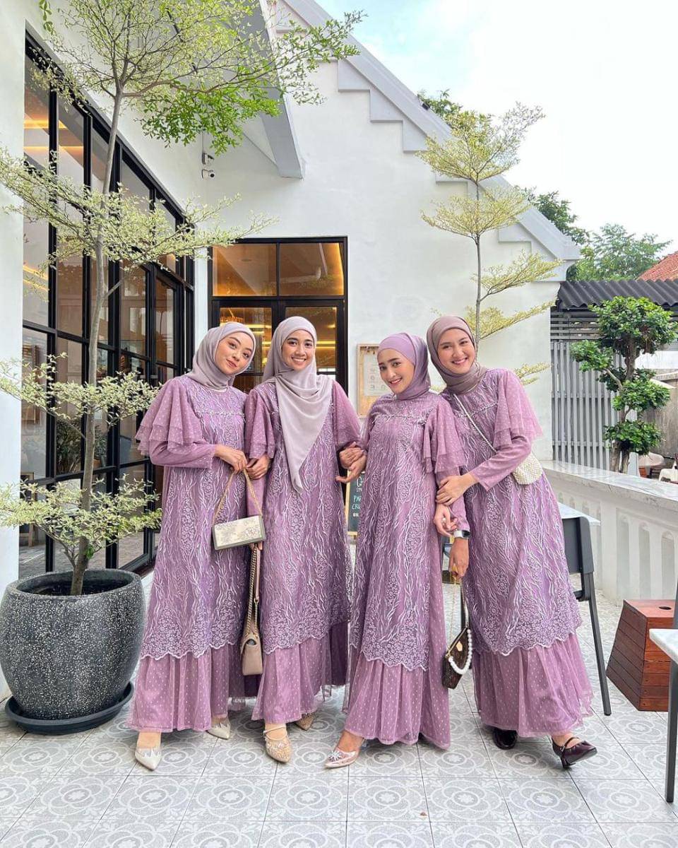 inspirasi dress kondangan nuansa ungu (instagram.com/inasrana)